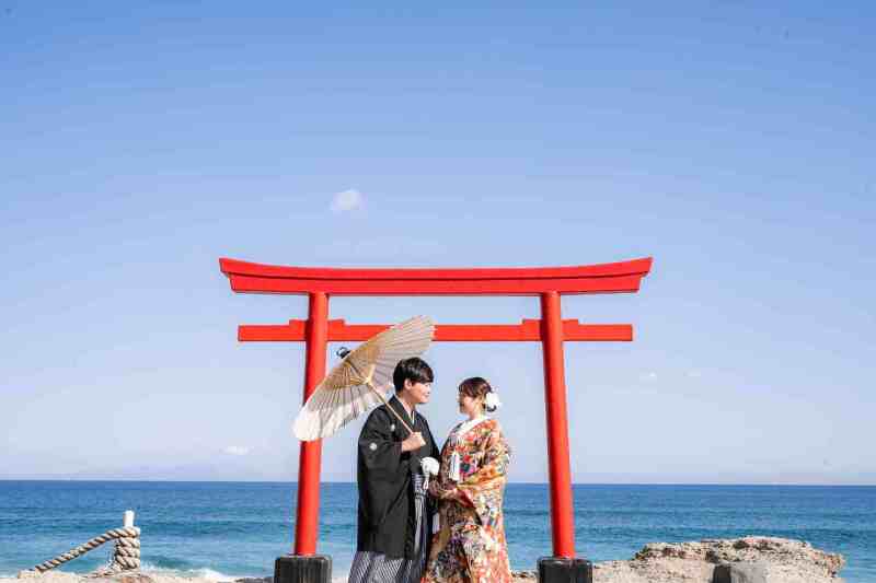 海辺の鳥居で紡ぐ穏やかな和装のひととき