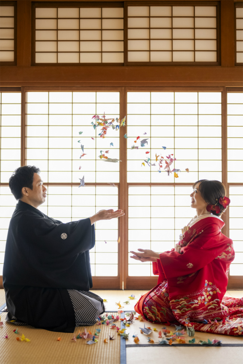 折り鶴を放り投げて楽し気に！