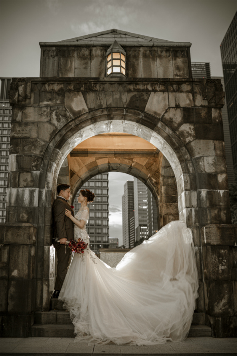 ドレスをファサッと靡かせて