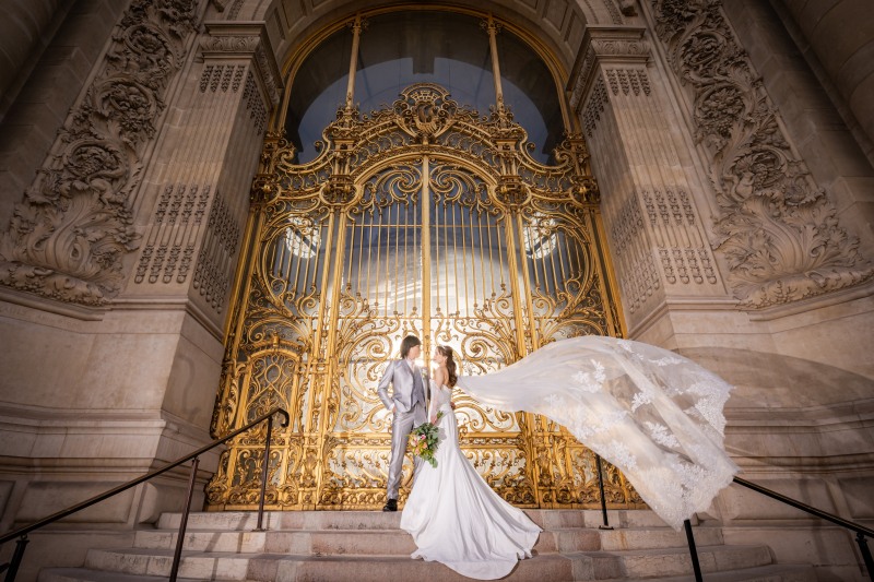 美術館の門の前で♪