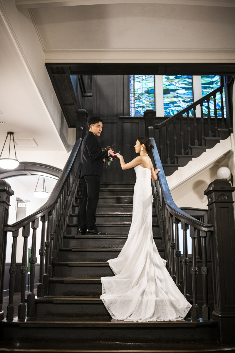 階段で優しくエスコート☆