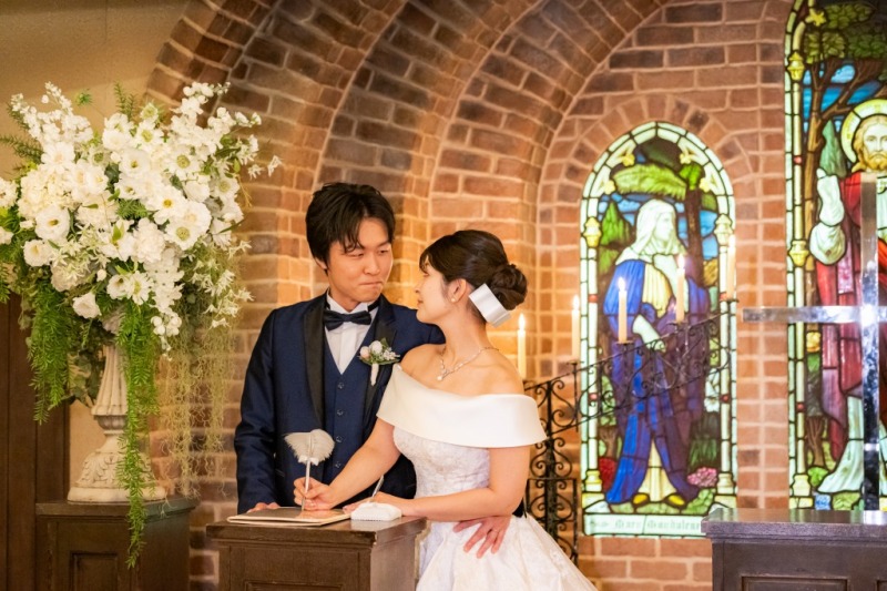 結婚証明書にご署名するおふたり