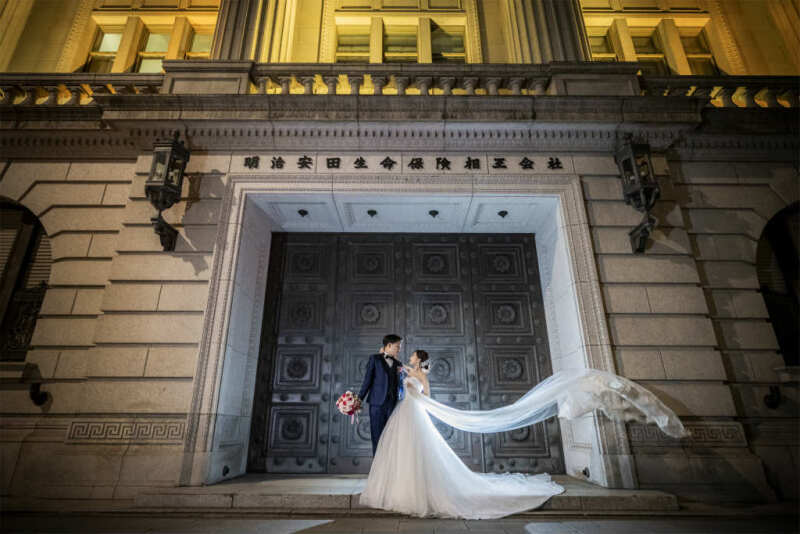 明治安田生命ビルの扉の前でベールショット