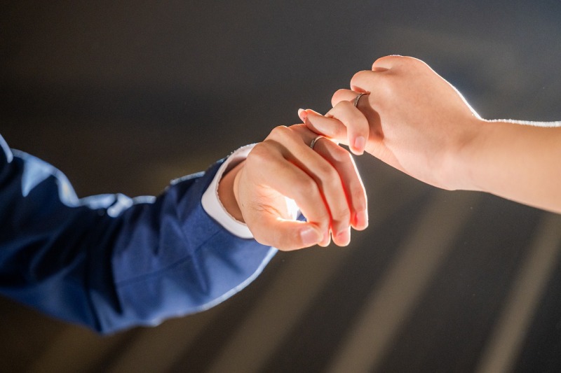 やさしく触れ合う指先の一枚で、結婚指輪の記録を。