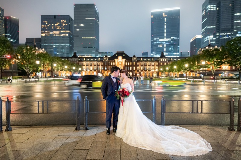 東京駅と雨で輝く道