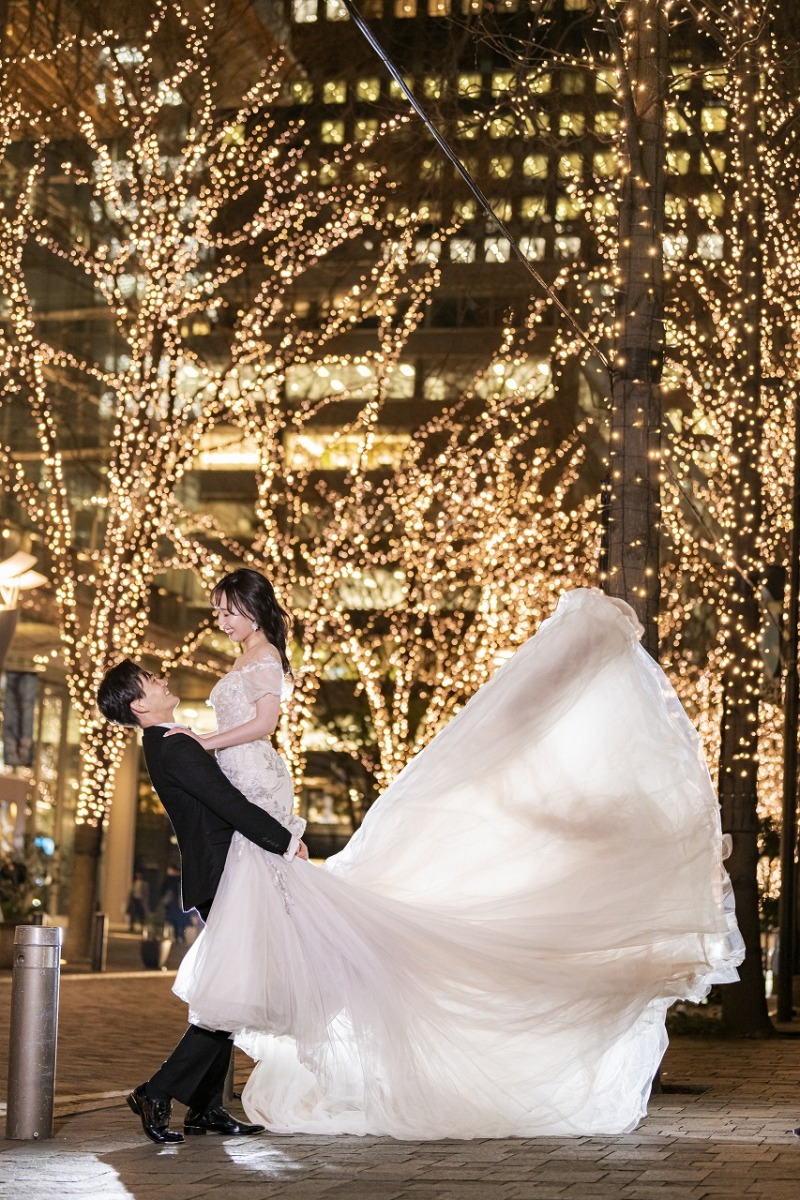 イルミネーションと抱っこポーズで華やかに！