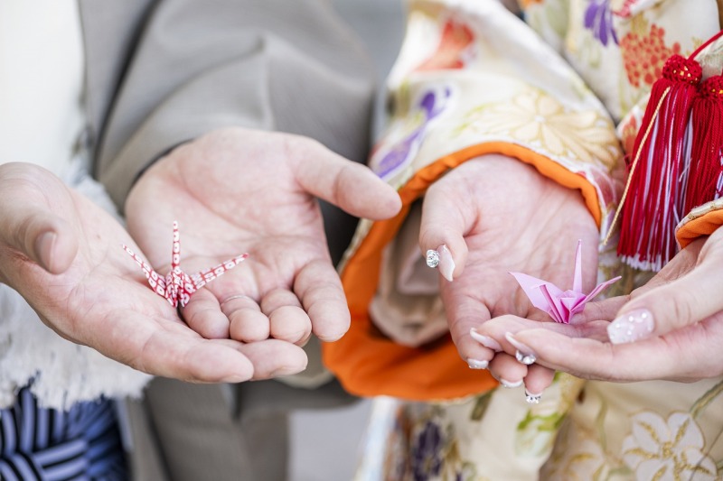 折り鶴で可憐なお手元ショットを