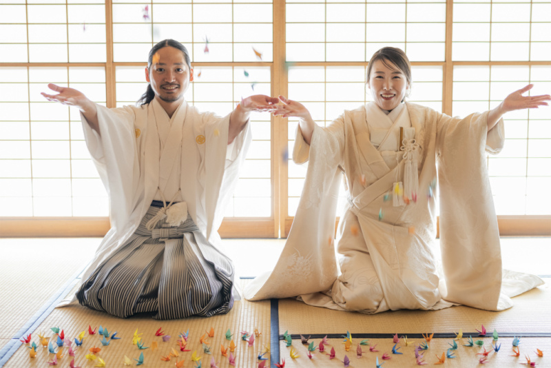 おり鶴が舞う正座のショット!