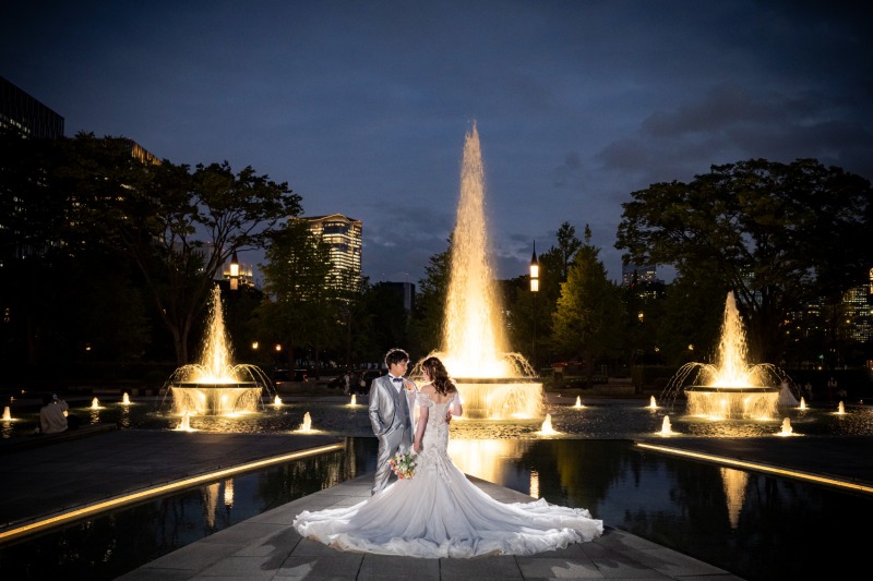 輝く噴水をご新婦様のバックショットと！