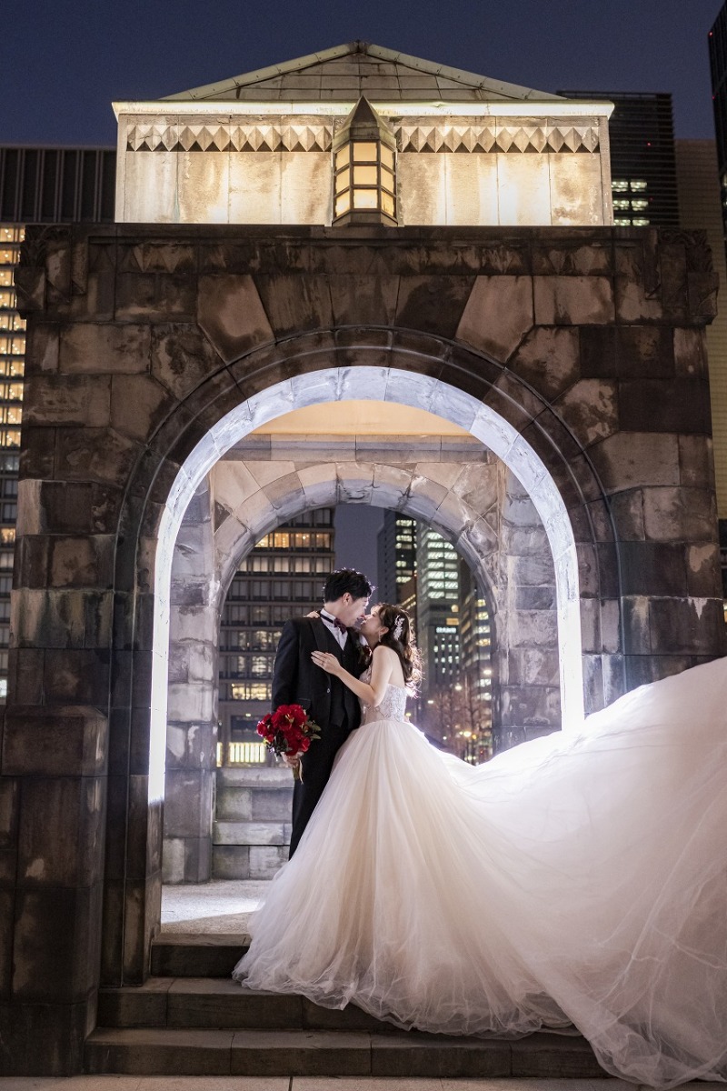 和田倉門でドレスをファサッ