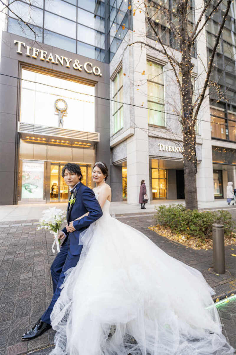 ティファニーの前でバックハグを♡