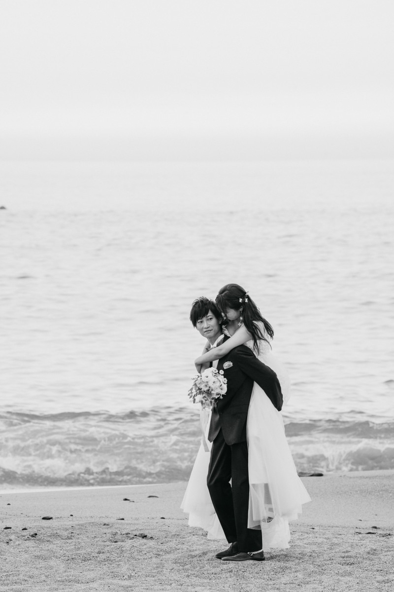 海辺でおんぶショット♪