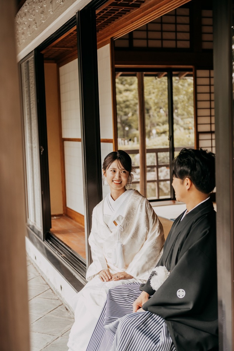 縁側で顔を合わせ、ふたりの時間をゆっくり楽しんで