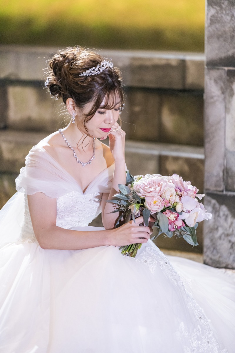 淡いピンクのブーケを持ちながら☆