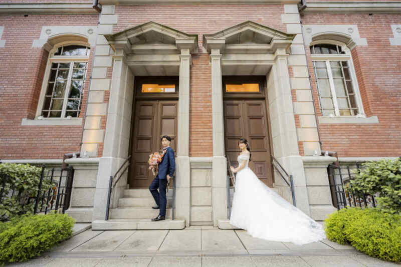 三菱一号館の外側でスタイリッシュに