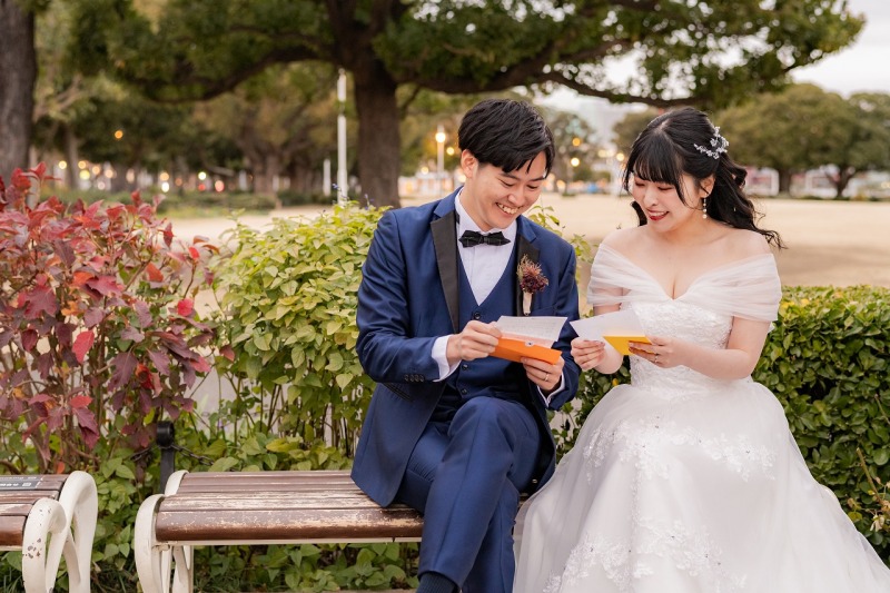 お手紙を読み合うおふたりの温かな時間