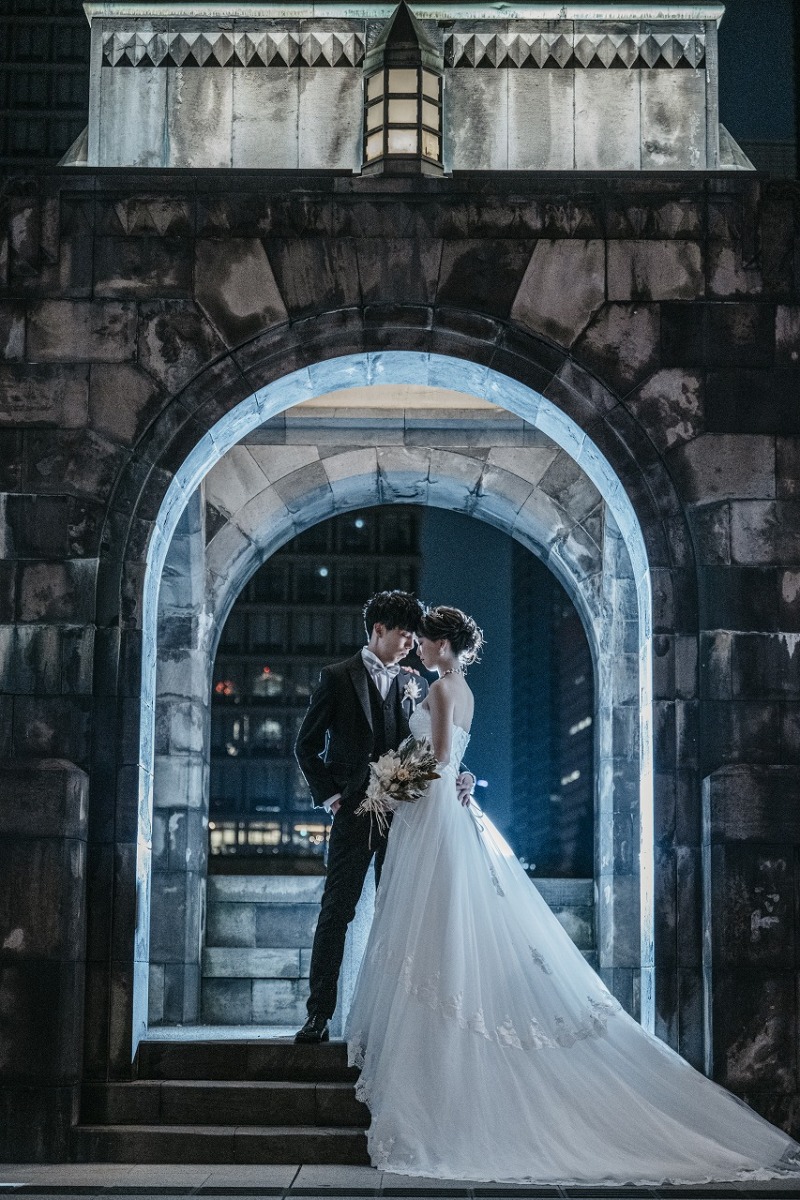 和田倉門で寄り添うクールな一枚