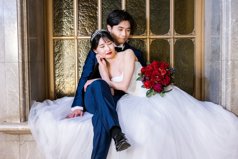 窓辺で寄り添って