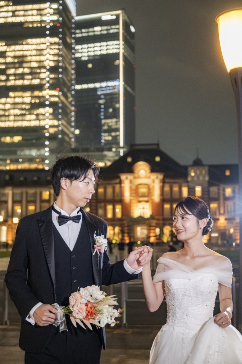ブーケを手に、東京駅の夜を歩くふたりの時間