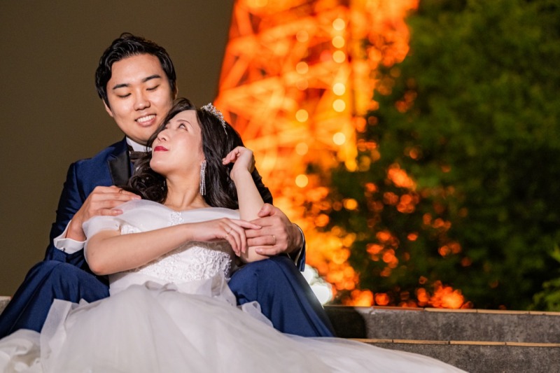 タワー前で見つめるおふたり