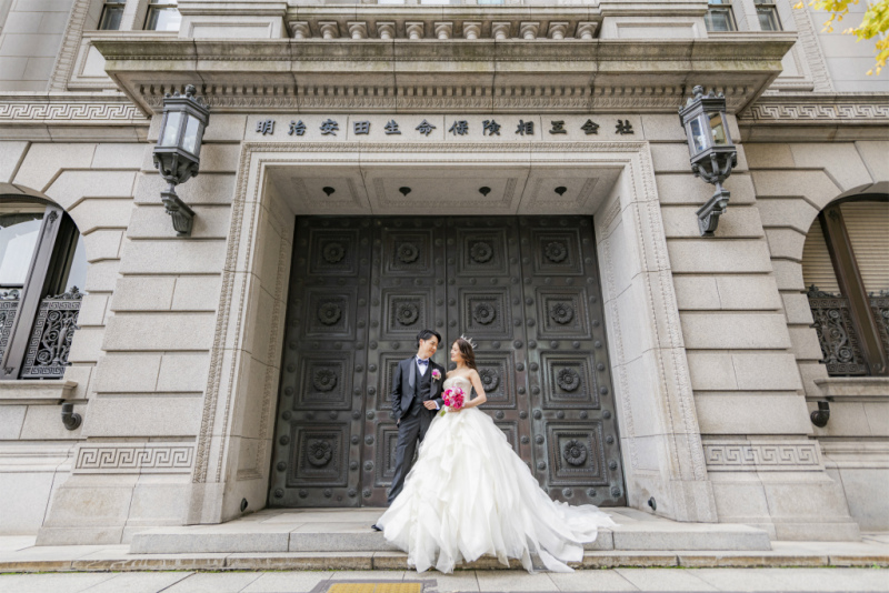 明治安田生命ビル前で