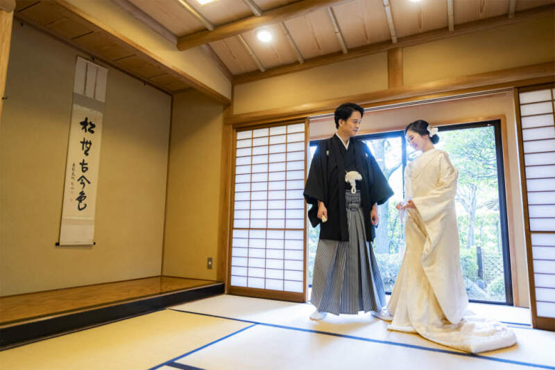 和室で伝統的な白無垢のポージングの一枚