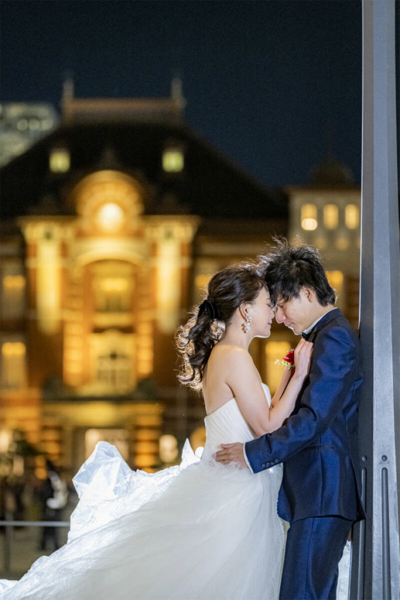 東京駅前でそっと触れて…