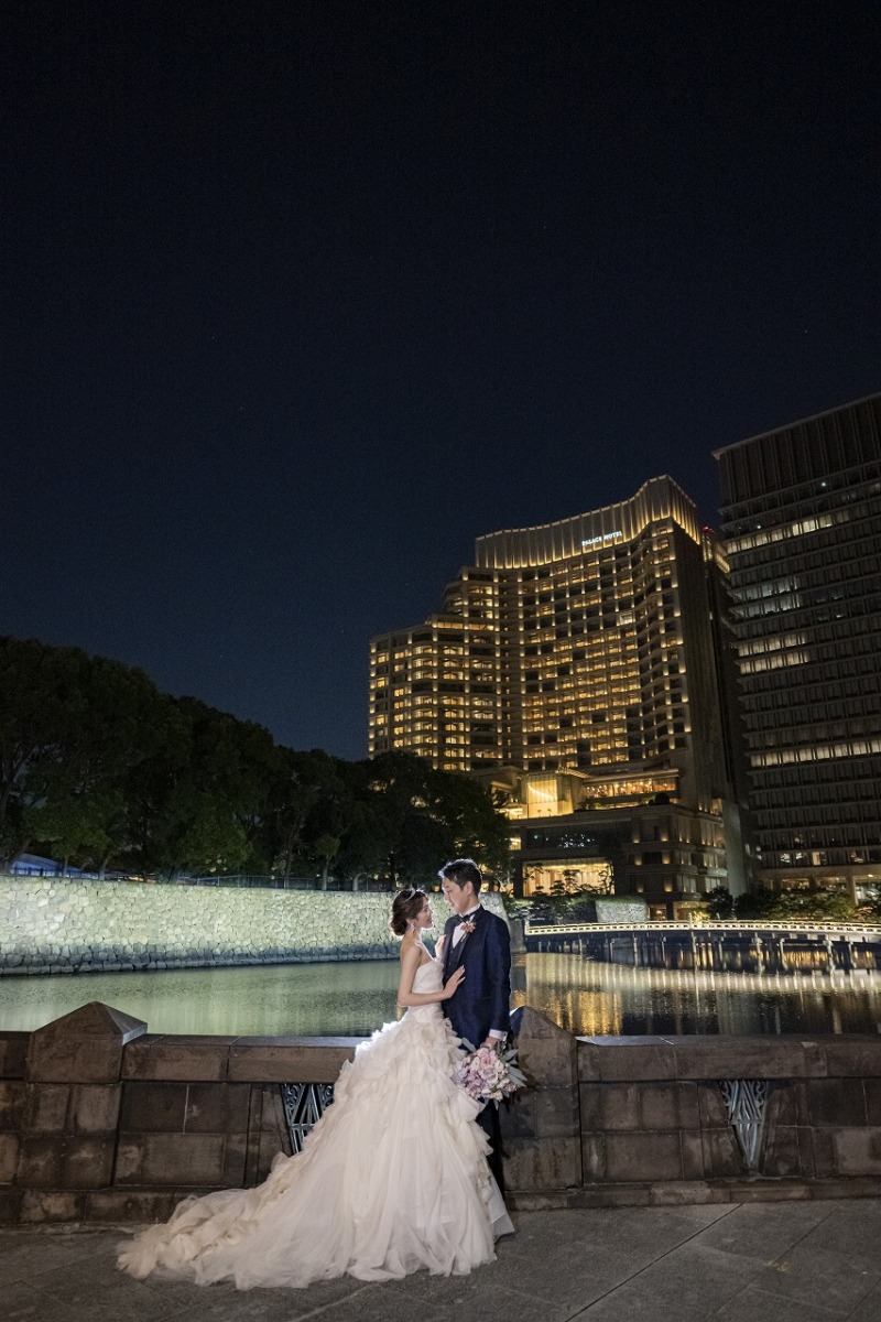 パレスホテルをバックに