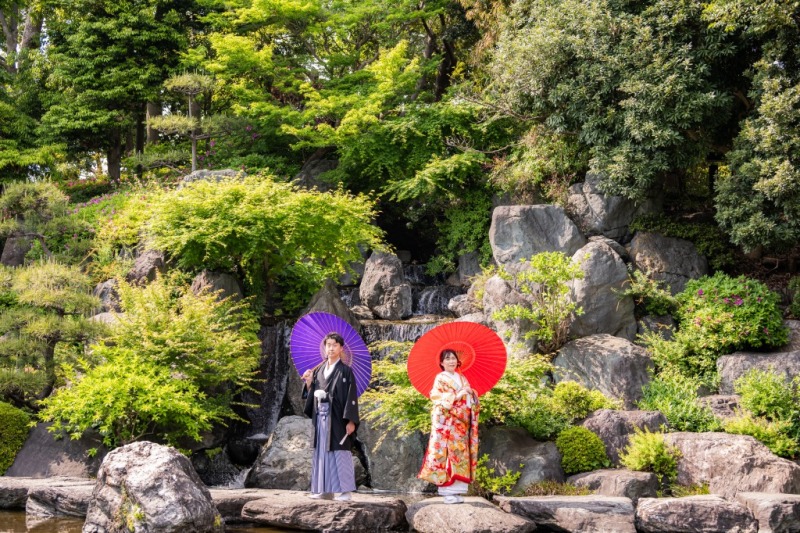 滝の前での大迫力ショット