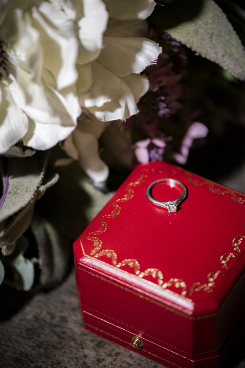 リングケースが鮮やかなお小物ショット