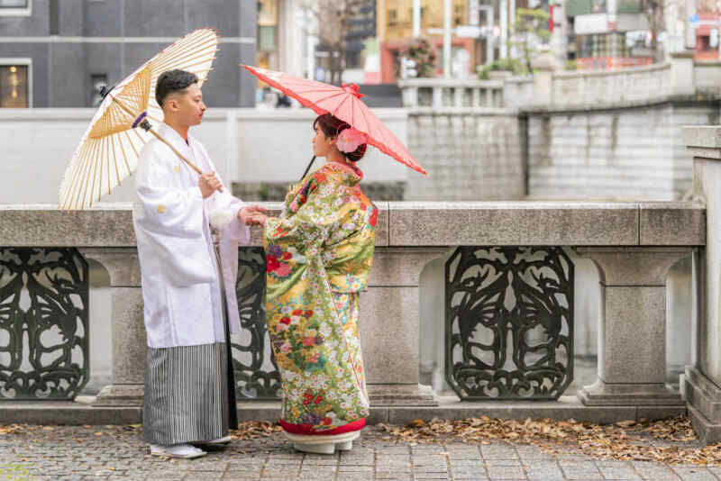 日本橋で見つめ合うショット