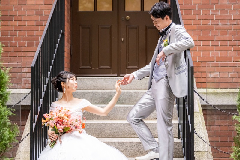 階段で手を取りあって