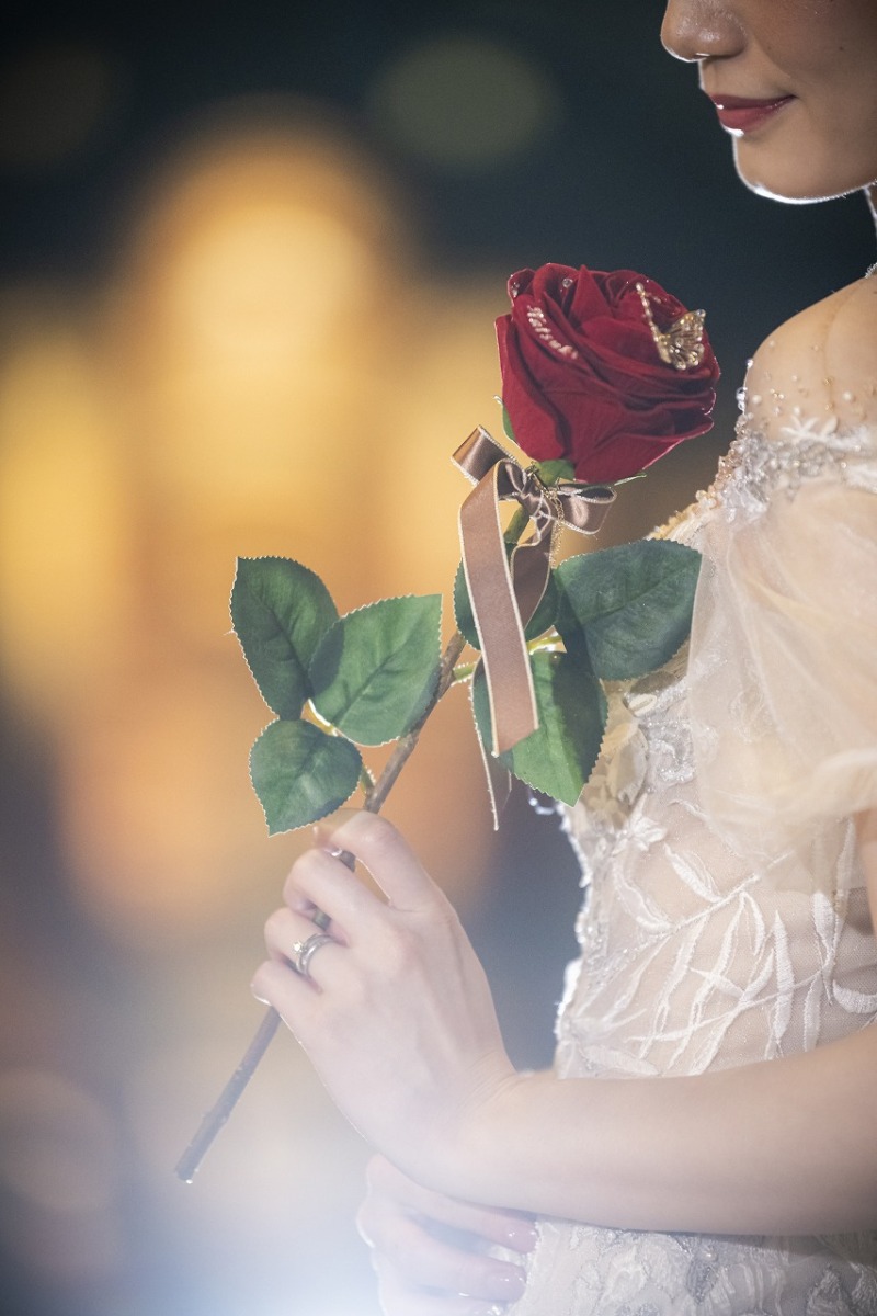 そっと薔薇を…お手元ショット♡