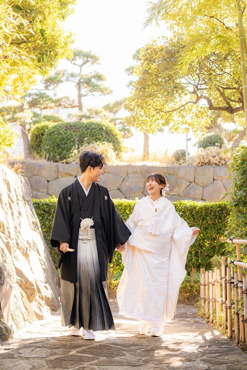 笑顔あふれる庭園での和装散策ショット
