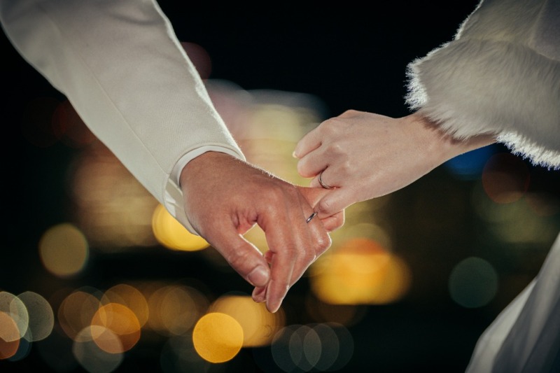 手を寄り添うおふたり