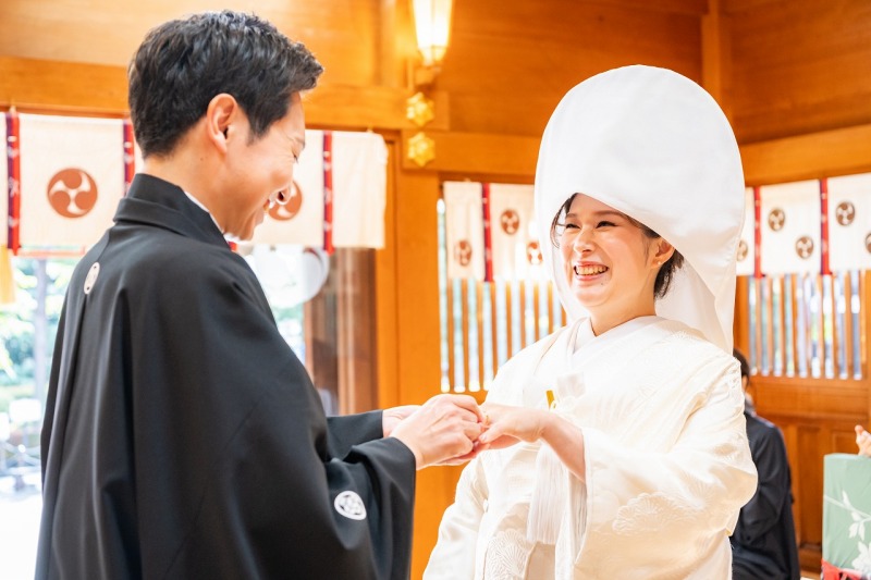笑顔あふれる指輪交換