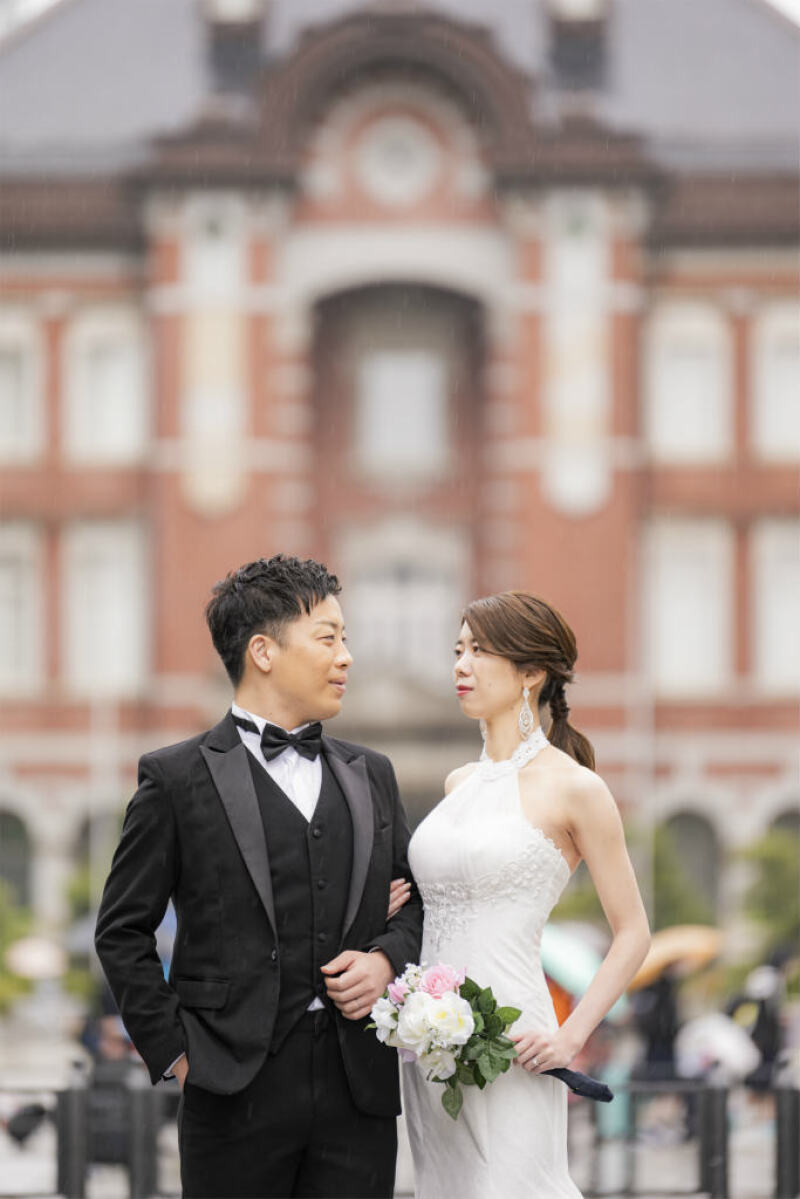 東京駅前で腕を組んだ一枚