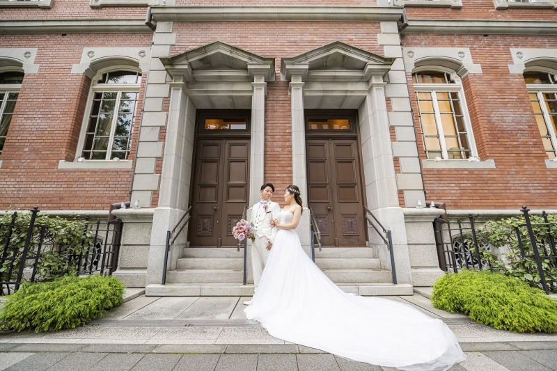 三菱一号館前で