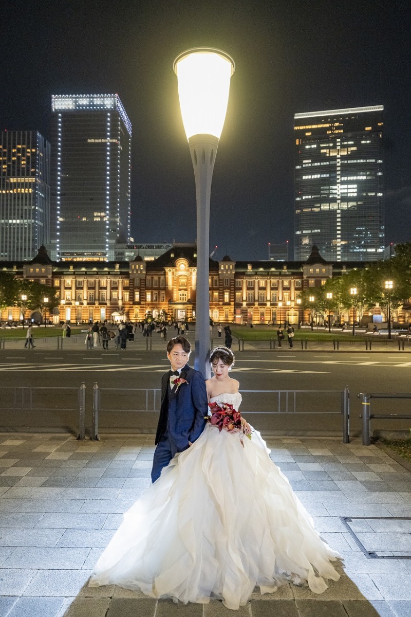 東京駅前の街灯に照らされて