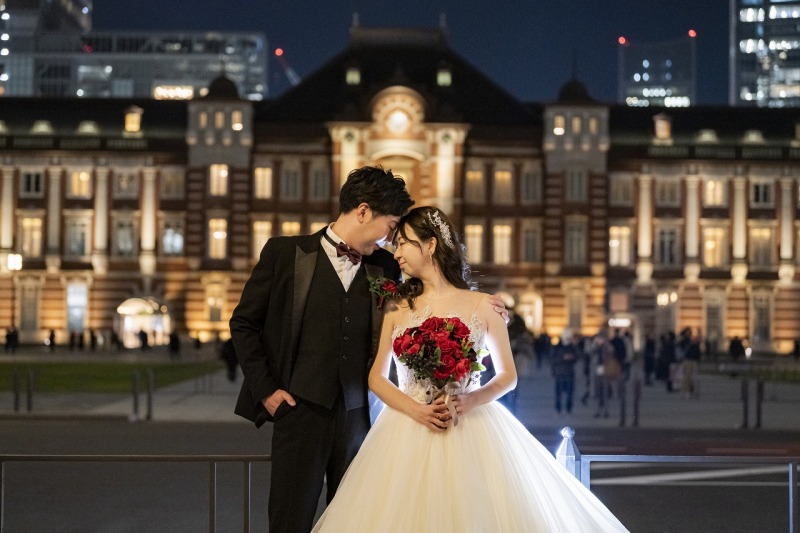 東京駅前でおでここつんショット!