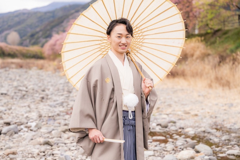 河津の町を背景に凛と佇む紋付袴姿