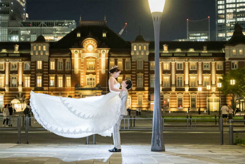 抱っこショットを東京駅前で