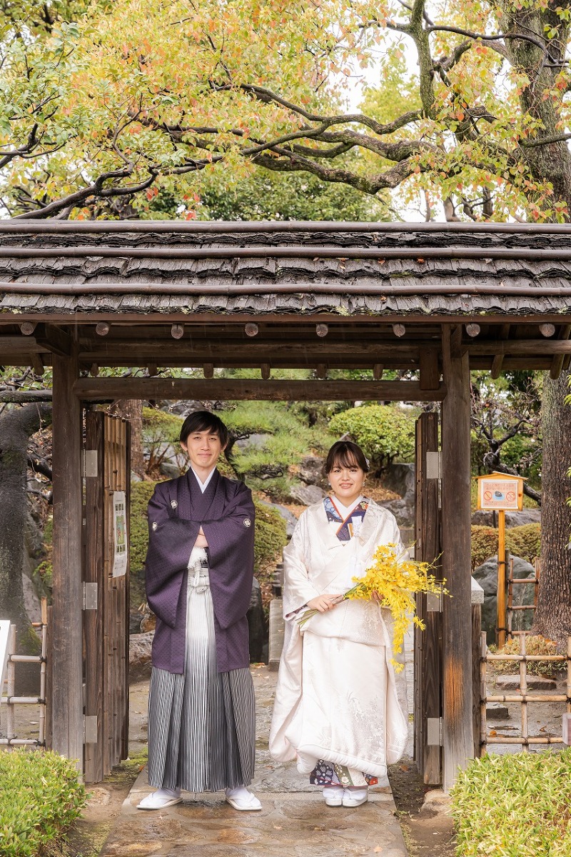木造の門と庭園で残す和装前撮りの一枚