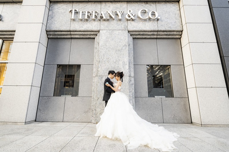 ティファニーの前でおでここつんショット♡