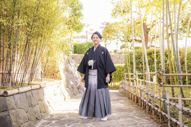 光差し込む竹林で撮影した新郎様の和装姿もしっかり