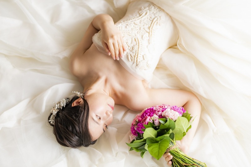 ドレスに埋まる寝ころびショット