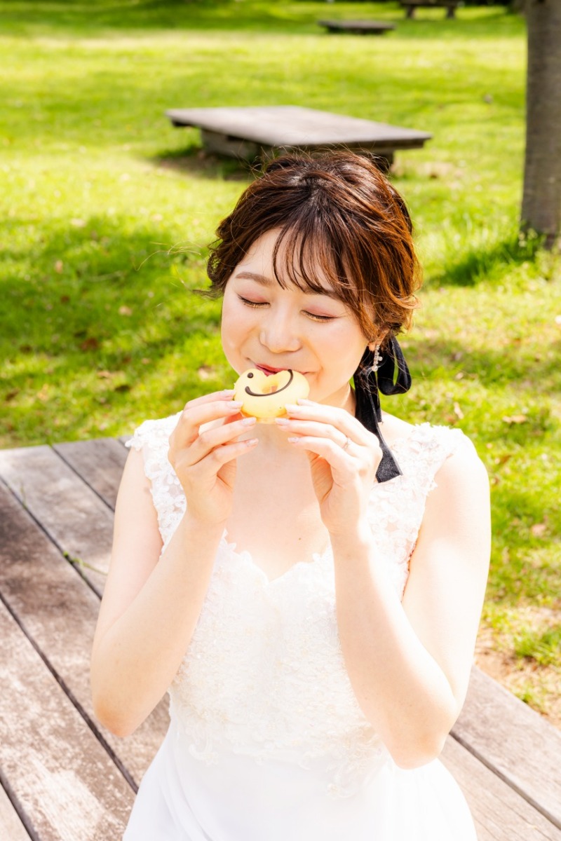 スマイルドーナツを頬張るご新婦様のかわいい瞬間♡
