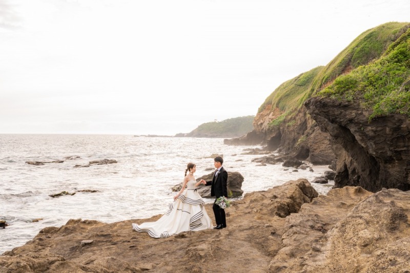 手を取りあうショット