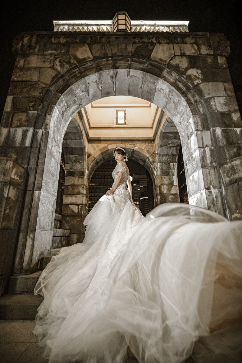 ドレスをなびかせて