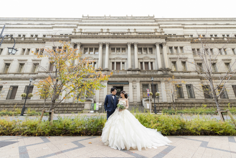 日本銀行の前で